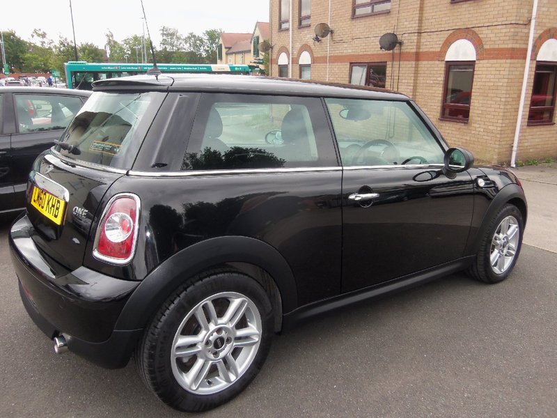 MINI HATCHBACK