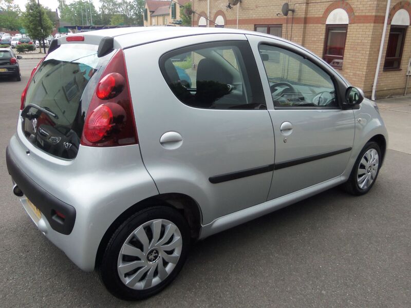 PEUGEOT 107